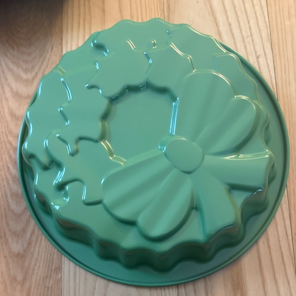 Set of 3 Christmas Metal Baking Dishes | Holiday Bakeware Stocking Wreath Snow - Picture 6 of 7